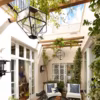Patio verdoyant et toit vitré