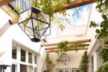 Patio verdoyant et toit vitré