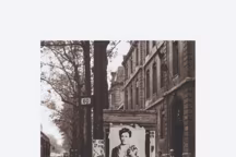 1978, une apparition émouvante d'Arthur Rimbaud. Jeunesse éternelle d'un poète de papier, fugitif et errant, ancré dans l'instant présent au cœur de Paris, et dialoguant avec la réalité du monde qui l'entoure.