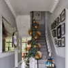 Un escalier festif pour Noël : idées déco simples et élégantes