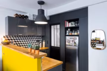 La cuisine semble plus spacieuse grâce aux aménagements effectués.