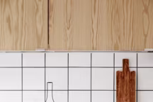 Une cuisine avec des meubles hauts dégage une certaine dynamique.