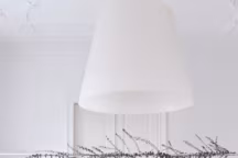 La magie de Noël avec un décor suspendu au-dessus de la table