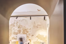 Ici, table et chaise "Emea" et siège "Kuskoa" (recouvert de tissu) dessinés par Jean-Louis Iratzoki.