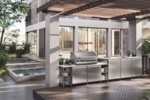 Cuisine Formalia Outdoor de Scavolini, design Vittore Niolu. Caractéristiques : structure et rayons en Acier avec Système Paroi Status finition Titane ; porte et profil poignée en Acier ; plan en Dekton Entzo ép.2 cm.