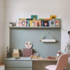 Un coin bibliothèque dans la chambre d'enfant