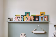Un coin bibliothèque dans la chambre d'enfant