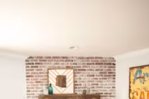 Redonnez vie à votre cheminée rustique avec ces idées relooking