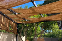 Une terrasse ombragée d'inspiration bohème. Réalisation Sylvie Alexanian