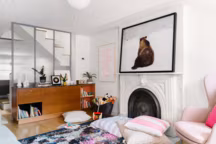 Dans le salon, les volumes classiques et les détails moulurés sont joliment bousculés par des éléments plus contemporains  : le fauteuil marshmallow, la cloison ourlée de couleur ou encore le tapis boucherouite.
GRT Architects