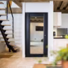 Dans cette maison moderne, un ascenseur à gaine Etna France a été installé. Avec sa porte-miroir, il se fond dans le décor pour se faire oublier.