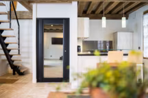 Dans cette maison moderne, un ascenseur à gaine Etna France a été installé. Avec sa porte-miroir, il se fond dans le décor pour se faire oublier.