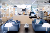 La zone Hospitality permet d'échanger avec un conseiller vendeur autour d'un projet lumière.