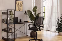 Ergonomique et design, ce siège tout en un est idéal pour un espace de travail tout confort. Ses plus ? Un soutien des lombaires pour un confort durable et un dossier en résille qui favorise la circulation de l'air. Fauteuil Niala. 99, 99 euros. Conforama.
