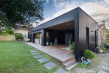 Une vieille maison bordelaise avec extension contemporaine