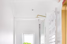 Cette salle de bains a été entièrement repensée et réagencée par Little Worker. Aujourd'hui aux goûts des propriétaires, elle arbore de belles teintes chaudes et un superbe terrazzo au sol. Projet Joly, Little Worker.