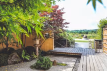 Le jardin japonais Momiji No Mori. La grâce des différentes variétés d'érables compose un contraste saisissant avec les pins Douglas postés en arrière-plan.