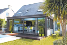 Avec de nombreux avantages, la véranda devient une cuisine, un salon, une chambre mais aussi un bureau ou une salle de jeux.