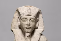 Statuette funéraire d'Akhénaton brisée, Égypte, vers 1349-1333 av. J.-C. Calcaire, 12,7 x 8,1 x 6,3 cm. Kunsthistorisches Museum, Vienne, Egyptian and Near Eastern Collection.