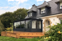 Véranda finition ARMONIA. Dimensions : 6.20 x 3.00 m : 18.6m². Coloris : 7016 fine structure. 2 Lumisols en toiture. Spots led avec variateurs. Stores intérieurs. A partir 1200€/m², Concept Alu.