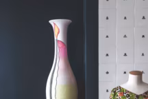 Vase en faïence, décoré par Laurence Kiberlain, écrivaine et dessinatrice qui collabore avec Laurence Mahéo et Stéphanie Bonvicini pour La Prestic Ouiston.