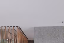 7 étoiles Flamme Verte, ce poêle à pellets affiche les meilleures performances environnementales.
Poêle à pellets Wall Angle à ventilation forcée à structure étanche. Désigné par Patricia Urquiola. Structure Black. Socle Black, Béton, Stone, Terrazzo ou Wood. Puissance, 8,1 kW/h. Rendement (min/max) : 90,9 / 92,6 %. Volume chauffable : 199 m3. Dimensions, Wall Angle, 52 x 125,2 x 52 cm. Classe énergétique : A+. Qualité environnementale, 7 étoiles Flamme
Verte. A partir de 4380 euros (TVA 5,5 %). MCZ.