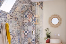 Pierre naturelle sol et mur ivoire, Travertin l.10 x L.10 cm, 29.96 € / m2. Carrelage sol et mur multicolor, Antan l.33.15 x L.33.15 cm, 22.95 € / m2. Travertin sol et mur beige effet pierre Travertin l.40.6 x L.61 cm, 49.95 € / m2. Leroy Merlin.