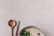 Soupe de nouilles de légumes et tofu au lait de coco, la recette préférée de Solla, découverte lors de son premier voyage en Thaïlande.