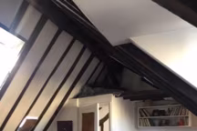 Déclinaison de bleu dans ce duplex installé sous les toits