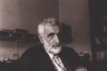 Avec ce doigt pointé pour convaincre et partager, l'infatigable Enzo Mari prônait une pédagogie active pour transmettre un design juste, utile et poétique.