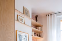 Avant/après : une chambre de bonne transformée en studio coloré