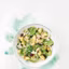 Salade de jeunes pousses, avocat, amandes, noix de macadamia