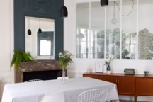 Une verrière permet désormais de relier la cuisine à la salle à manger. Ainsi, la lumière circule mieux dans l'appartement et les pièces sont moins isolées les unes des autres.
En photo : Enfilade chinée par Blackmint.