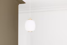 Des moulures peintes en rose bohème agrandissent la salle à manger.