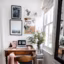 Un mini bureau dans une chambre à la déco soignée