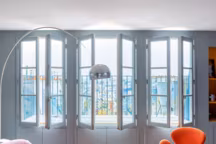 Lignes courbes aux accents pop dans cet atelier d'artiste