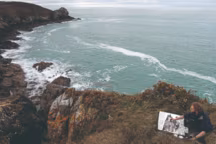 Séance de dessin in situ pour Yann Bagot, qui a passé deux mois en résidence artistique au sémaphore de la pointe du Grouin, à Cancale, en 2019, à l'invitation de l'association La Source-Dinard. Il a alors expérimenté les grands formats pour sa série "Promontoires". En plein air, l'artiste cherche à saisir les mouvements naturels.
L'instant Côté Ouest n°157 - Encres marines