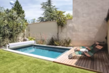 Les petits bassins peuvent recevoir les mêmes équipements de confort que leurs grands frères. Chauffage, traitement de l'eau, volet roulant.. tout est possible en sur mesure. Piscine Desjoyaux.