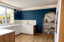 Ici, les meubles ont été repeints dans un coloris blanc intemporel et actuel. L'architecte d'intérieur Emmanuelle Rivassoux s'est amusée à poser sur la crédence du carrelage, en biais pour une touche d'originalité. Relooking cuisine Emmanuelle Rivassoux, peinture Résinence.