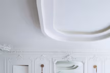 Un appartement aux murs écrins croisant les époques et les styles