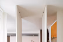 Modernes, les portes pivotantes de cette chambre soulignent un Art de vivre flexible et modulable, jouant sur un effet d'ouverture.