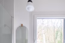 Comment placer un miroir de salle de bains ?