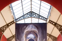 Entre passé et présent, l'exposition met en avant l'histoire de Notre-Dame et le projet de reconstruction actuel.