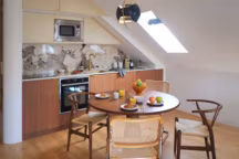 Quand l'élégante alliance des matières sublime un duplex parisien