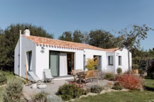 Le rêve insulaire de Marie-Cécile et Antoine dans leur maison à l'Île d'Yeu