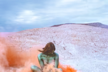 L'installation vidéo d'Aïda Bruyère sera introduite par des oeuvres féministes de Judy Chicago, où effets pyrotechniques et fumigènes deviennent les attributs de femmes puissantes.