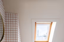 Aménager une salle de bains dans un studio : 30 idées lumineuses