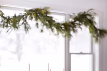 Un centre de table de Noël en bois et bougies naturelles