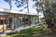 À Capbreton, une maison contemporaine intégrée dans le paysage
