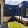 Une maison container peut coûter 20 à 50 % moins cher qu'une maison classique pour des projets comparables, mais cette variation dépend des choix de design et des besoins spécifiques.
